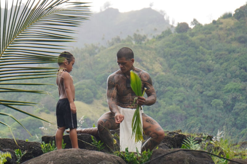 Transmettre les gestes, 150 ans après l'oubli. Moment de partage entre Cyril Tauhiro et son fils Nanakatoua, dans le village de Hapatoni, sur l’île de Tahuata, aux îles Marquises.