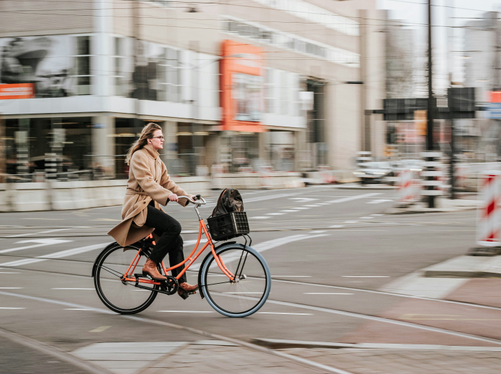 Une femme à vélo dans la ville
