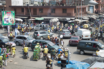 Le trafic routier est l'une des sources majeures de pollution dans les villes de la région (ici à Abidjan, en Côte d'Ivoire