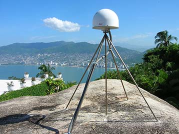 Une station GPS permanente au cœur de la lacune sismique de Guerrero, surplombant la baie d'Acapulco (ACAP).