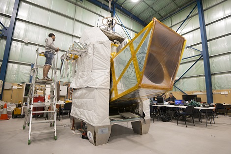 L'instrument scientifique PILOT en fin d'intégration dans le hall de la NASA à Alice Springs (Australie). Le baffle avant permet d'atténuer les lumières parasites dues à l'émission thermique de la Terre et de l'enveloppe du ballon stratosphérique.