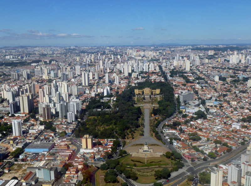 Quelle place pour la nature en ville à l'heure des transitions ? Une partie de la ville de Sao Paulo, au Brésil, observée depuis un hélicoptère