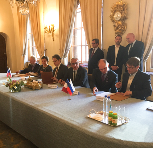 Signature de l'accord portant sur la création du Centre Poncelet à Moscou © CNRS