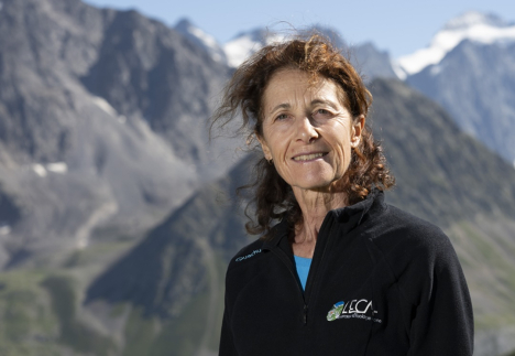 Sandra Lavorel, chercheuse, dans la nature
