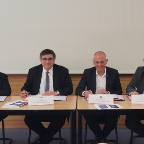 Les représentants d'Aix-Marseille Université, du CNRS, de l'Inserm et de l'IRD consacrent officiellement la naissance de la MER