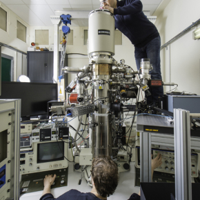 CEMES researchers handling the prototype of the ultrafast coherent ultrafast TEM microscope.