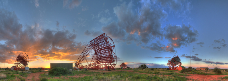 Couché de soleil sur quatre télescope de l'expérience HESS-II (High Energy Stereoscopic System) 