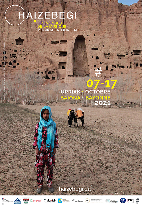 affiche du festival, avec une photo, prise en 2016, d'une fillette devant la falaise de Bâmiyân, en Afghanistan.