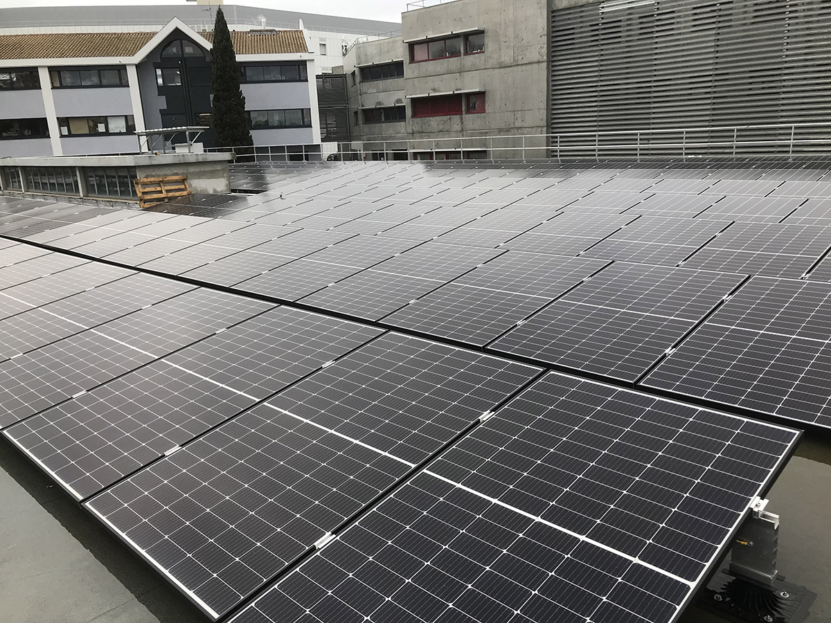 Nombreux panneaux solaires sur un toit