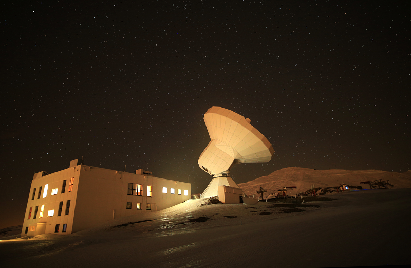 telescope sur un sommet, à côté d'un bâtiment