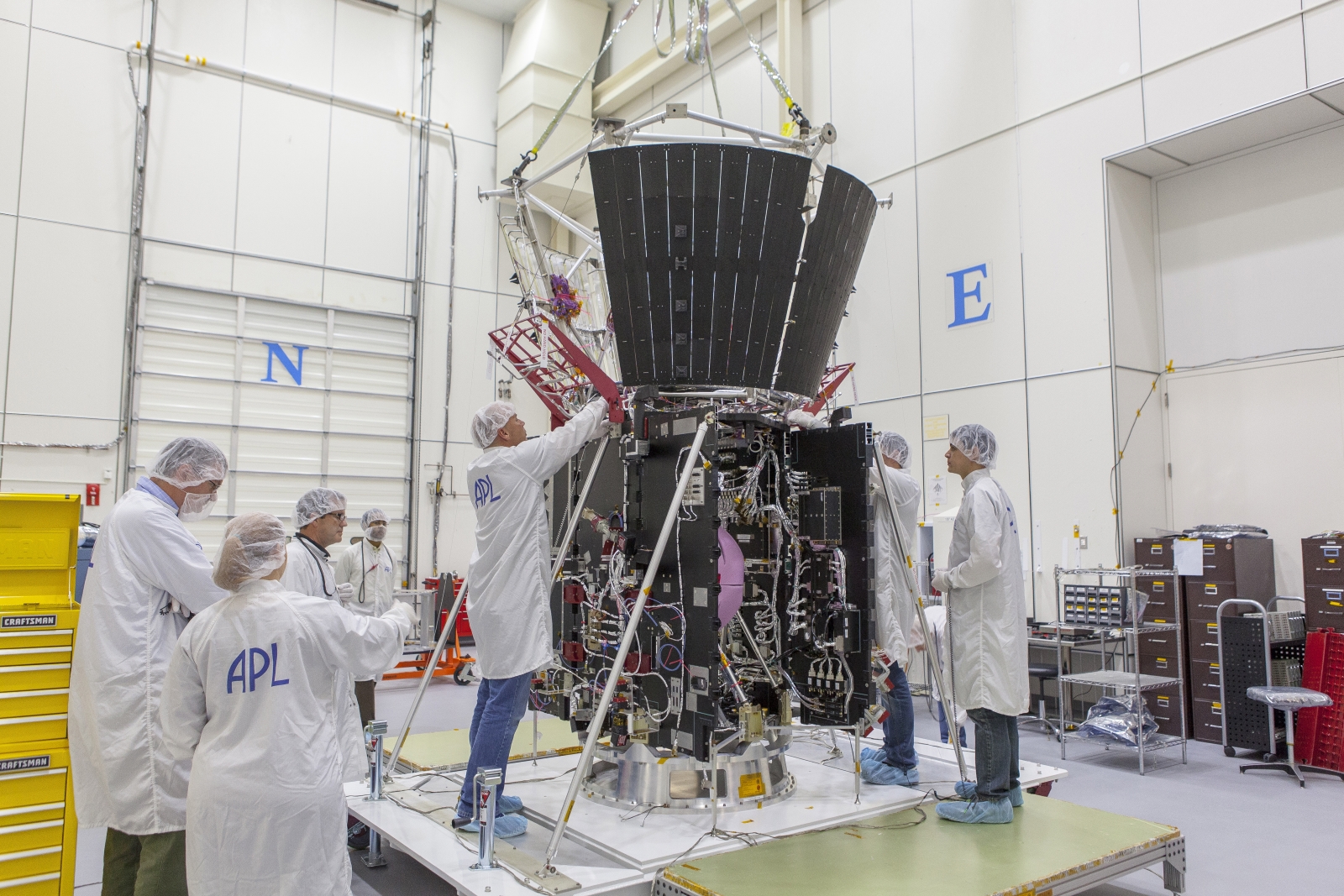 Ingénieurs de l'Université John Hopkins assemblant la sonde spatiale