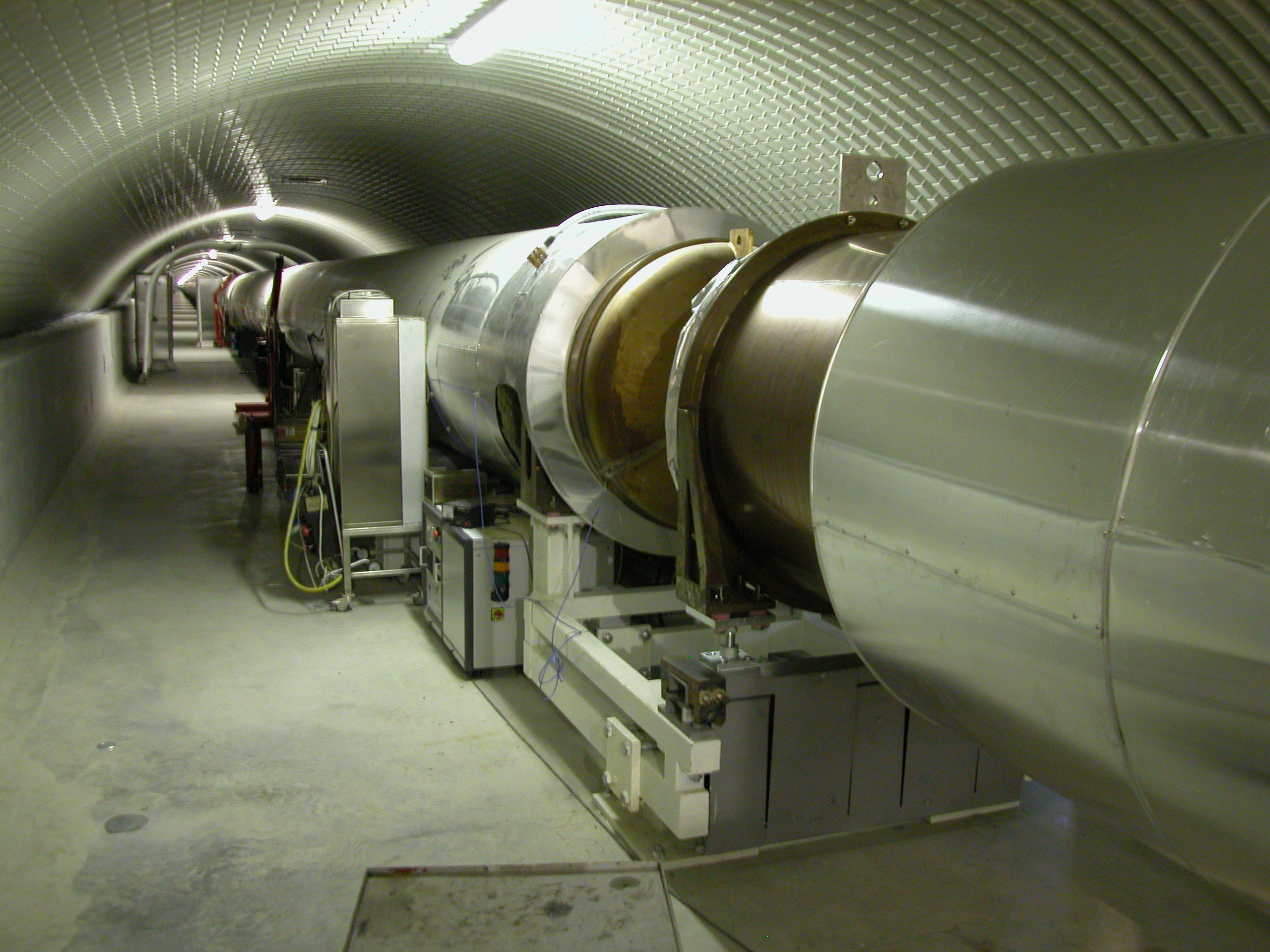 Tube à vide à l'intérieur d'un tunnel