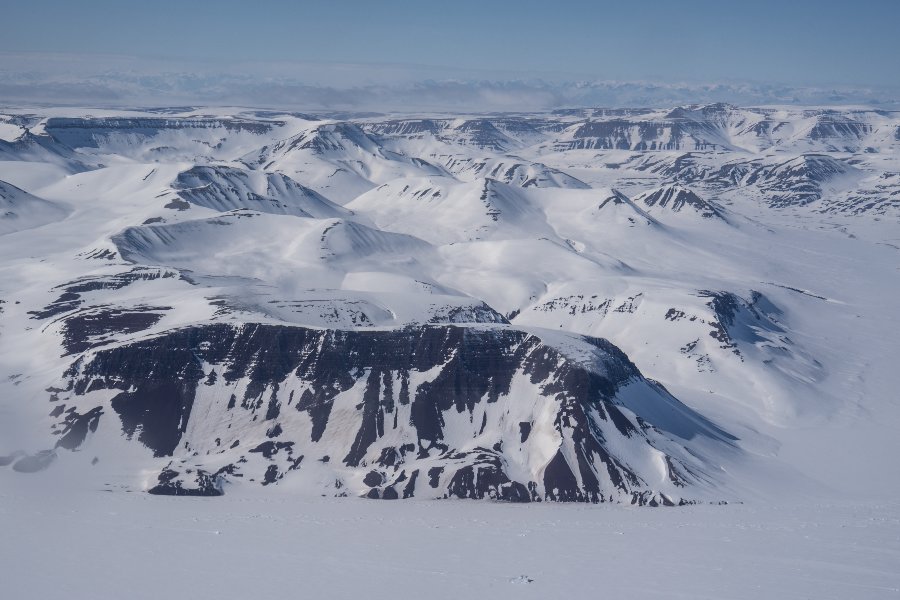 paysage montagneux et glacé, vu du ciel