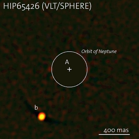 Cette image obtenue dans le domaine infrarouge proche montre l'exoplanète qui orbite autour de l'étoile HIP65426 dans l'association stellaire du Scorpion-Centaure. La lumière de l'étoile centrale a été masquée par un coronographe. L'exoplanète découverte a une masse comprise entre 6 et 12 fois celle de Jupiter et se situe à une distance égale à 3 fois celle de Neptune autour du Soleil.