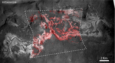 Image HiRISE de strates sédimentaires partiellement érodées. En rouge (fausse couleur), la détection des minéraux argileux (ou phyllosilicates) par le spectro-imageur CRISM.