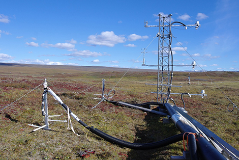 Tour à flux mesurant les échanges de mercure dans la toundra à Toolik Field Station en Alaska.