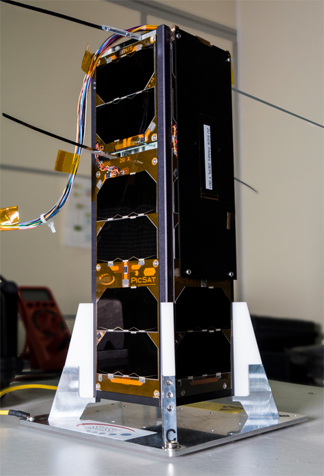 © LESIA / Observatoire de Paris-PSL  PicSat, avec ses antennes déployées, dans la salle blanche du laboratoire    