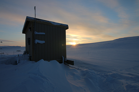 Cabane contenant les instruments analytiques à Toolik Field Station en Alaska (janvier 2015).
