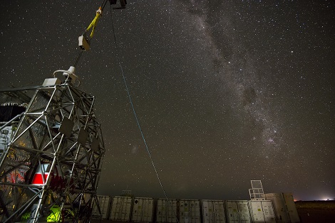 L'expérience PILOT sous le ciel australien, lors de tests nocturnes du senseur stellaire Estadius. L'instrument PILOT observera certaines des régions de la Voie Lactée visibles sur cette photo.