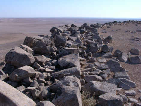 Vue, vers l'est, de l'épaisseur de la muraille nord de Qal'at al-Rahiyya.