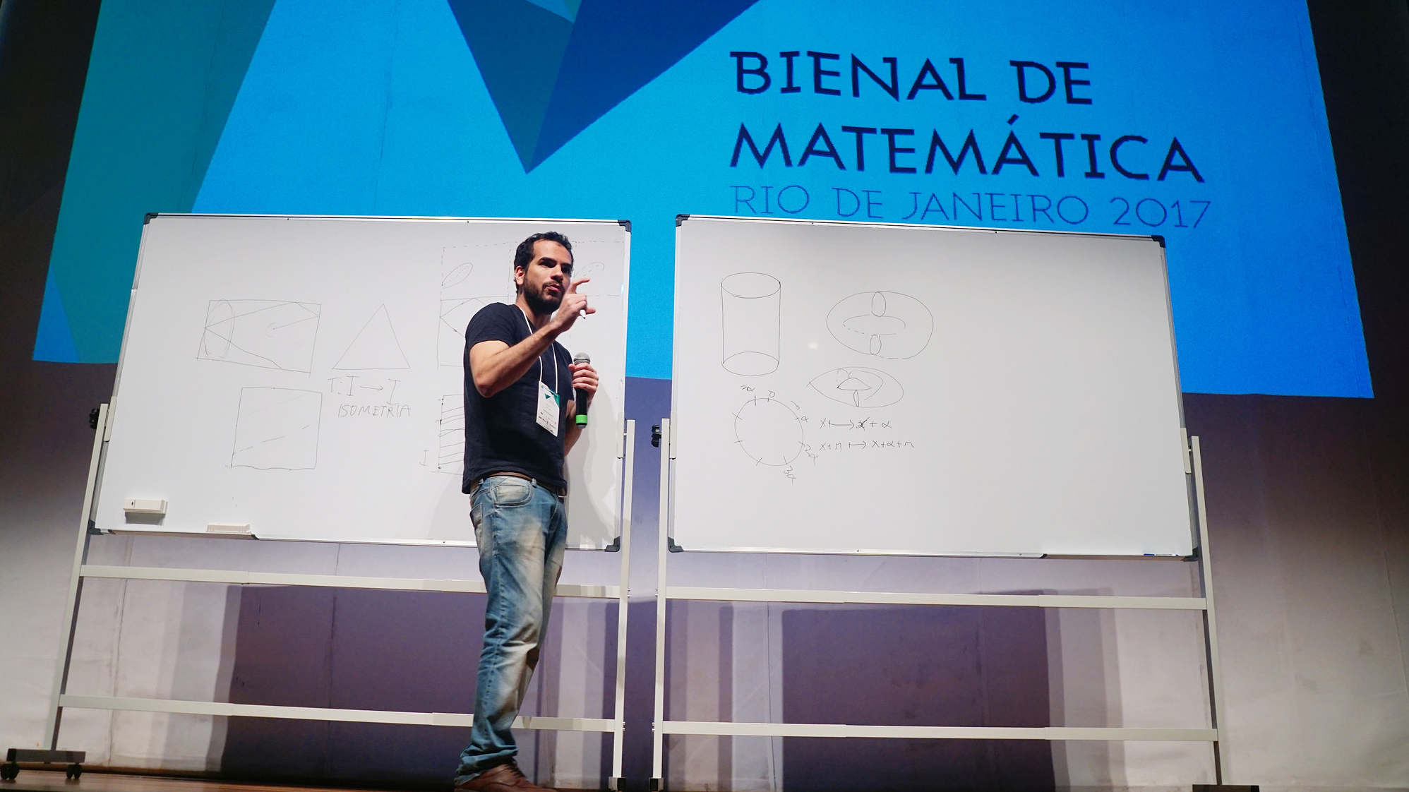 Arthur Avila lors de la biennale de maths à Rio 