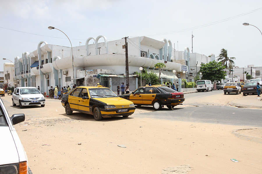 À Dakar, au Sénégal, l’économie circulaire est une réalité : des voitures du monde entier servent de taxis avant d’être démantelées par les ferrailleurs.