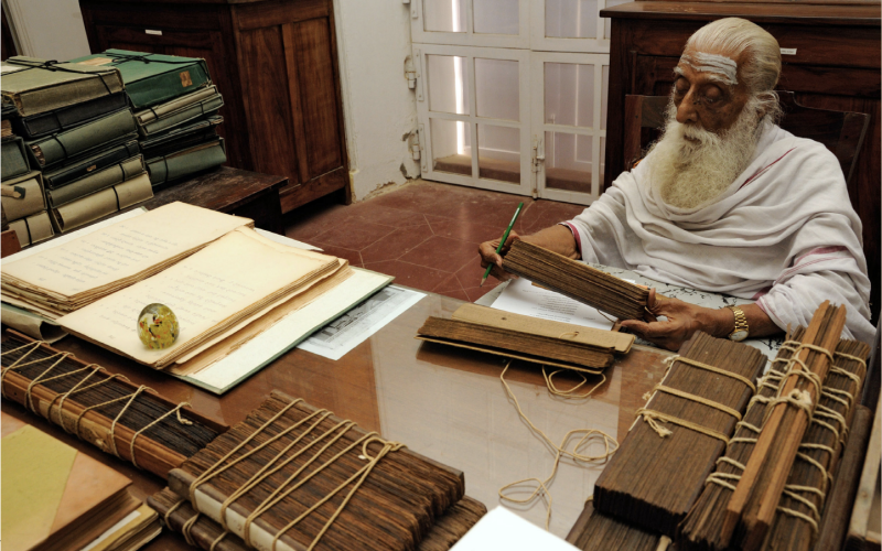 Un brahmane consulte un manuscrit à la bibliothèque de l'Institut français de Pondichéry.