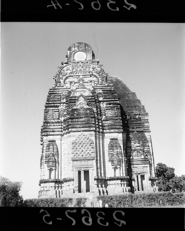 Photographie ancienne d'un temple hindouiste en Inde.