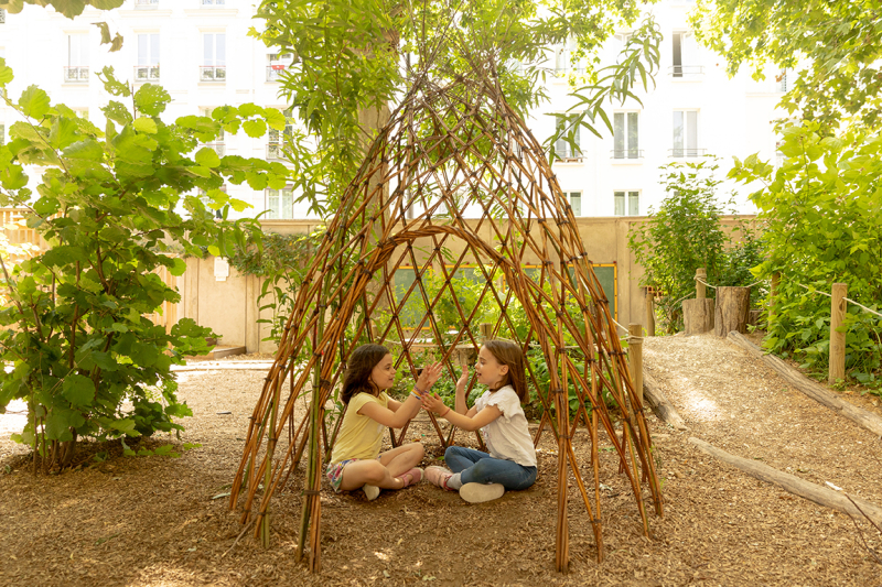 Deux écolières dans une cour oasis à Paris.