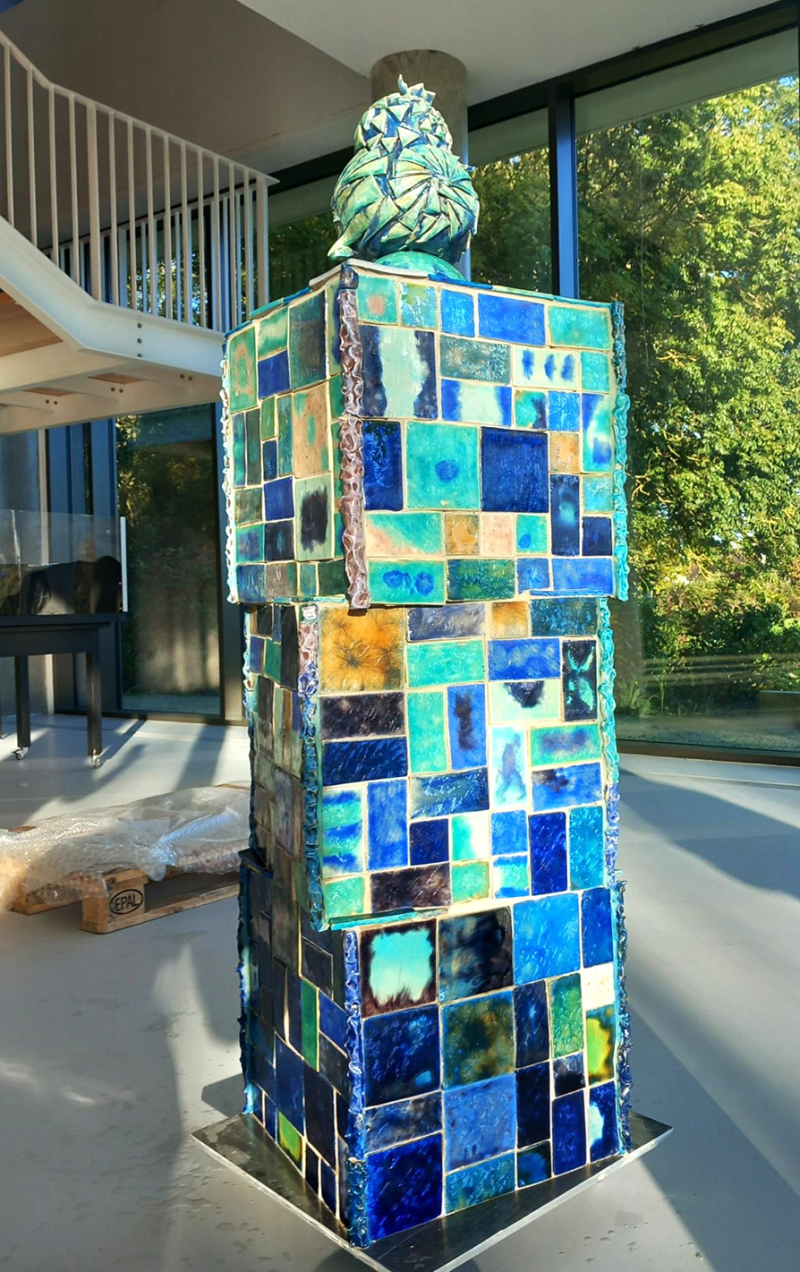 Un totem en céramique surmonté d'un hibou