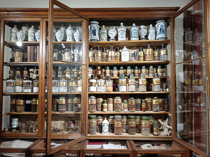 Armoire au droguier de l'université Lyon-I