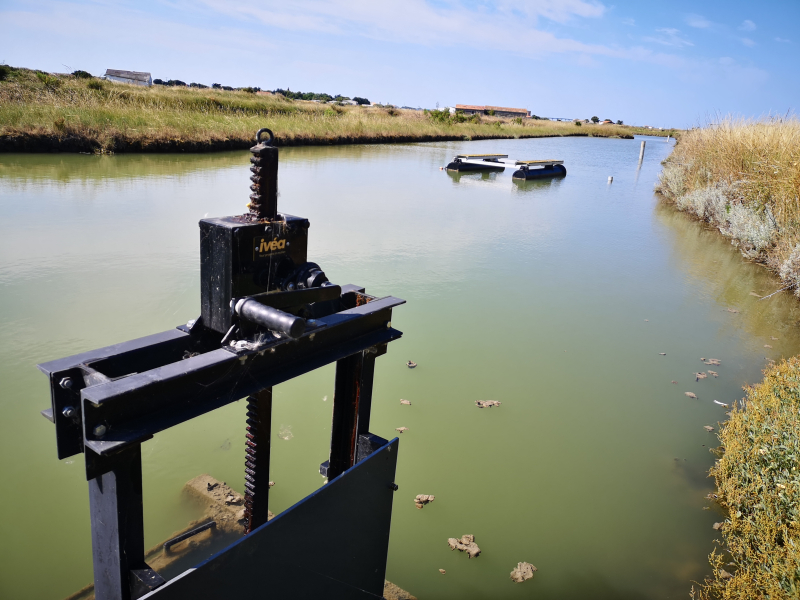 Des écluses dans le marais de l'Houmeau