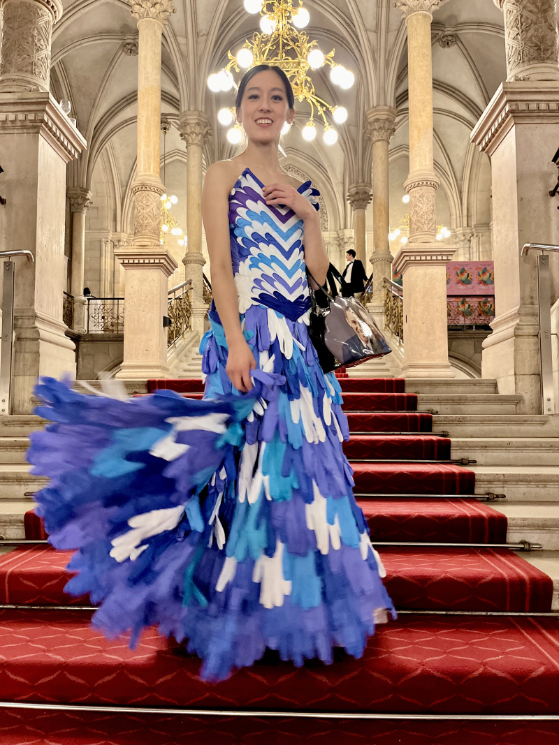 L'artiste Saki dans sa robe composée de gants de laboratoire en nitrile au bal des sciences de Vienne
