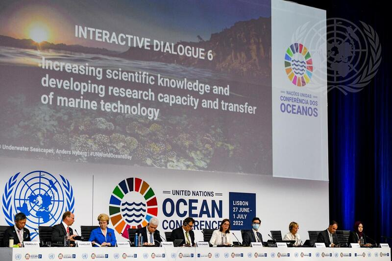 Discussion lors de la conférence des Nations unies sur les océans en 2022 à Lisbonne sur les manières d'"Accroître les connaissances scientifiques et développer les capacités de recherche et le transfert de technologies marines"