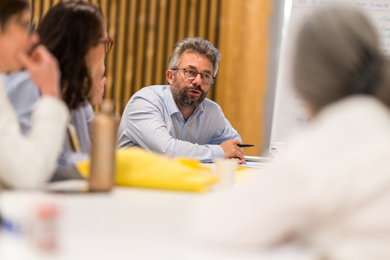 Guillaume Stahl, délégué général du réseau, au milieu d'autres alumni du CNRS le 26 septembre 2025