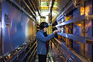 Haut de 16 m et long de 26 m, le détecteur ALICE au LHC enregistre plusieurs centaines de collisions frontales d'ions lourds par seconde.