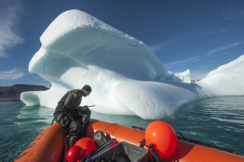 Pose d'un hydrophone sur un iceberg à l’embouchure du fjord Young Sund, au Groenland