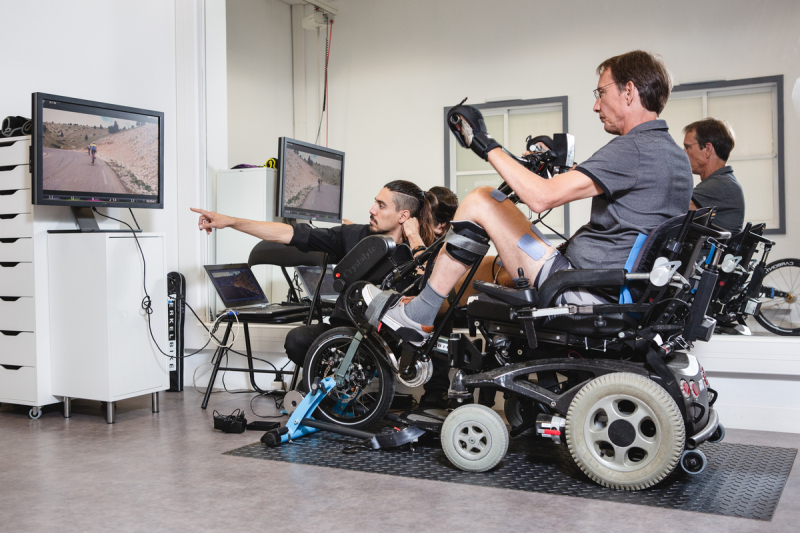 Vance Bergeron, physicien au CNRS et médaille de l'innovation en 2019, sur un des prototypes de la première salle de sport dédiée au handicap moteur