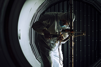 Installation de sondes électrostatiques dans la chambre à vide de PIVOINE-2G, à ICARE, un équipement gourmand en énergie.