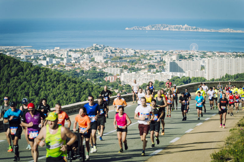 Peloton de sportifs participant à la course Marseille-Cassis