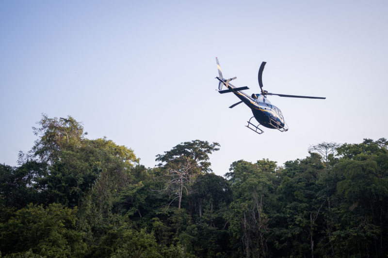Rotation d’hélicoptère entre deux camps de la station de recherche des Nouragues en Guyane française