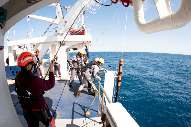 Une équipe scientifique à bord d'un navire met à l'eau un profileur MicroRider