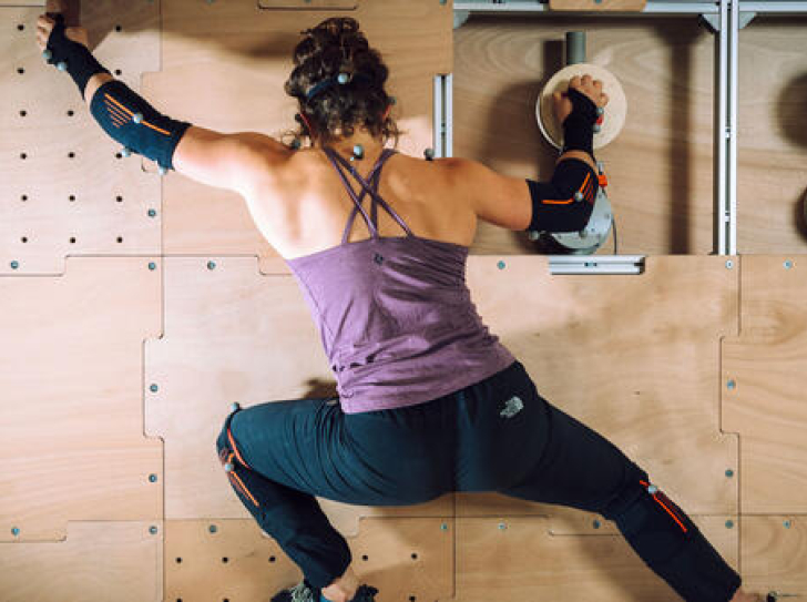 femme faisant de l'escalade