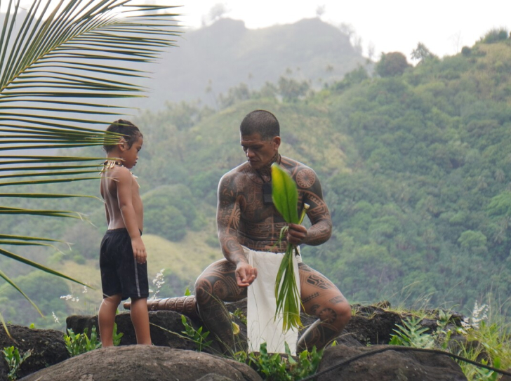 Moment de partage entre Cyril Tauhiro et son fils Nanakatoua, dans le village de Hapatoni, sur l’île de Tahuata, aux îles Marquises.