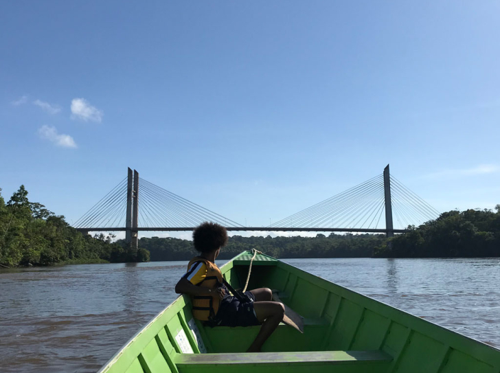 Un homme dans une pirogue sur un fleuve guyanais?