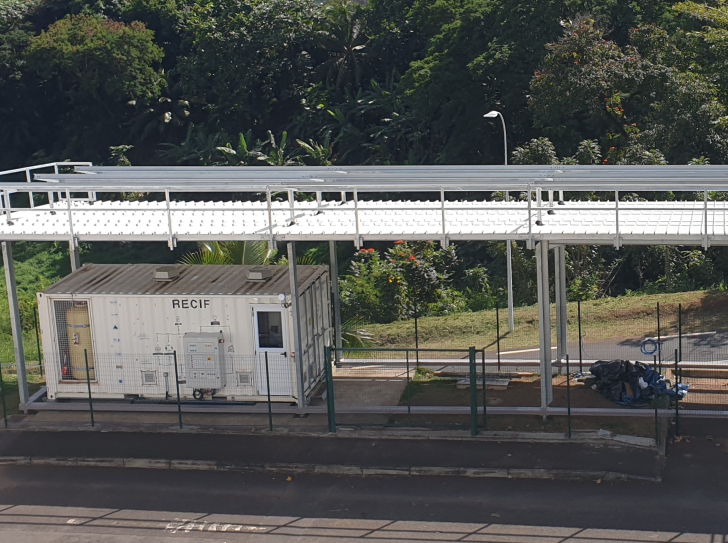 Le projet RECIF est un conteneur produisant de l'électricité renouvelable avec des panneaux solaires et de l'hydrogène. 