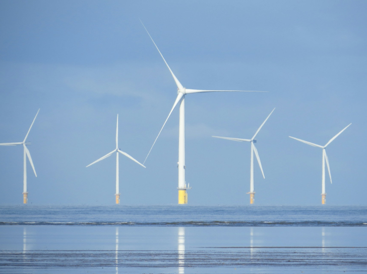 Un parc éolien en mer.