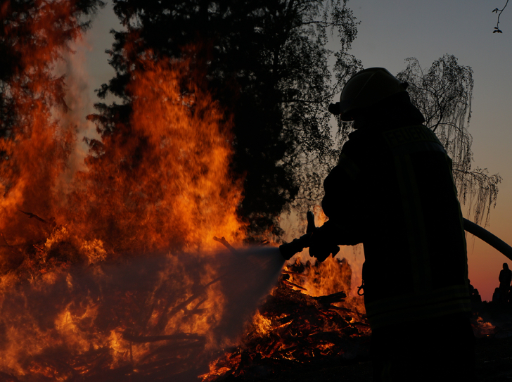 Un pompier éteint un incendie