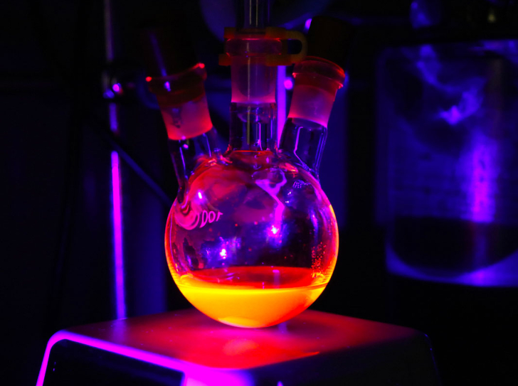 Ballon contenant des nanocristaux de séléniure de cadmium sous éclairement ultraviolet