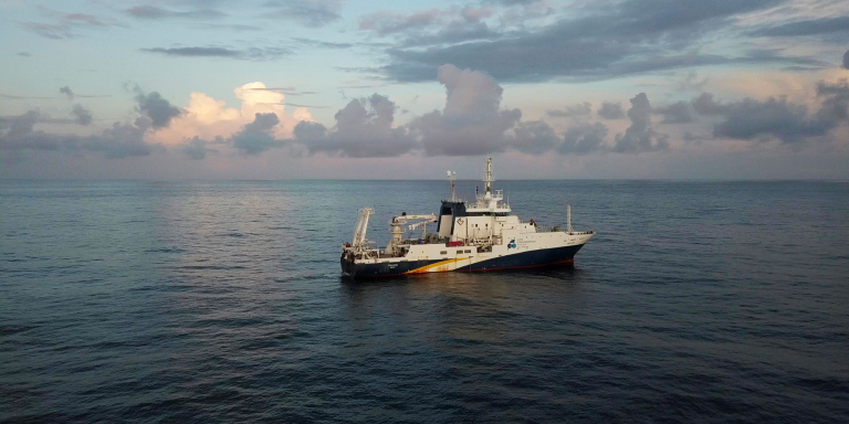 Navire océanographique Thalassa navigant sur l'océan, vu par drone